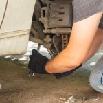 mechanik samochodowy diagnozujący samochód mechanik samochodowy naprawiający samochód