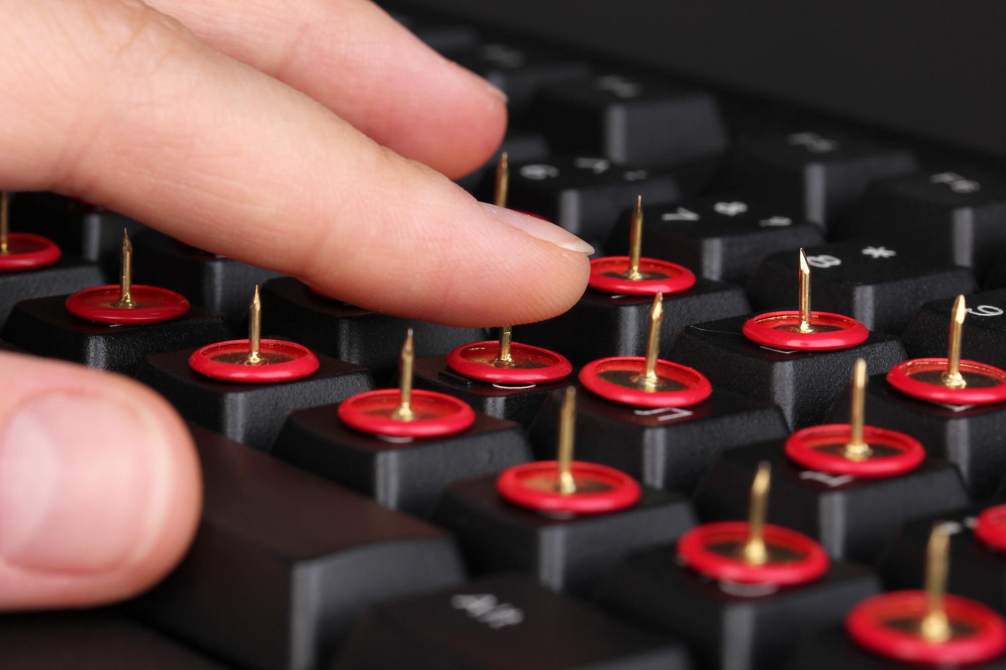 Bolesne pisanie na zbliżeniu klawiatury