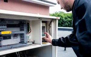 Czyszczenie wentylacji Specjalista w pracy. Napraw system wentylacji (HVAC)