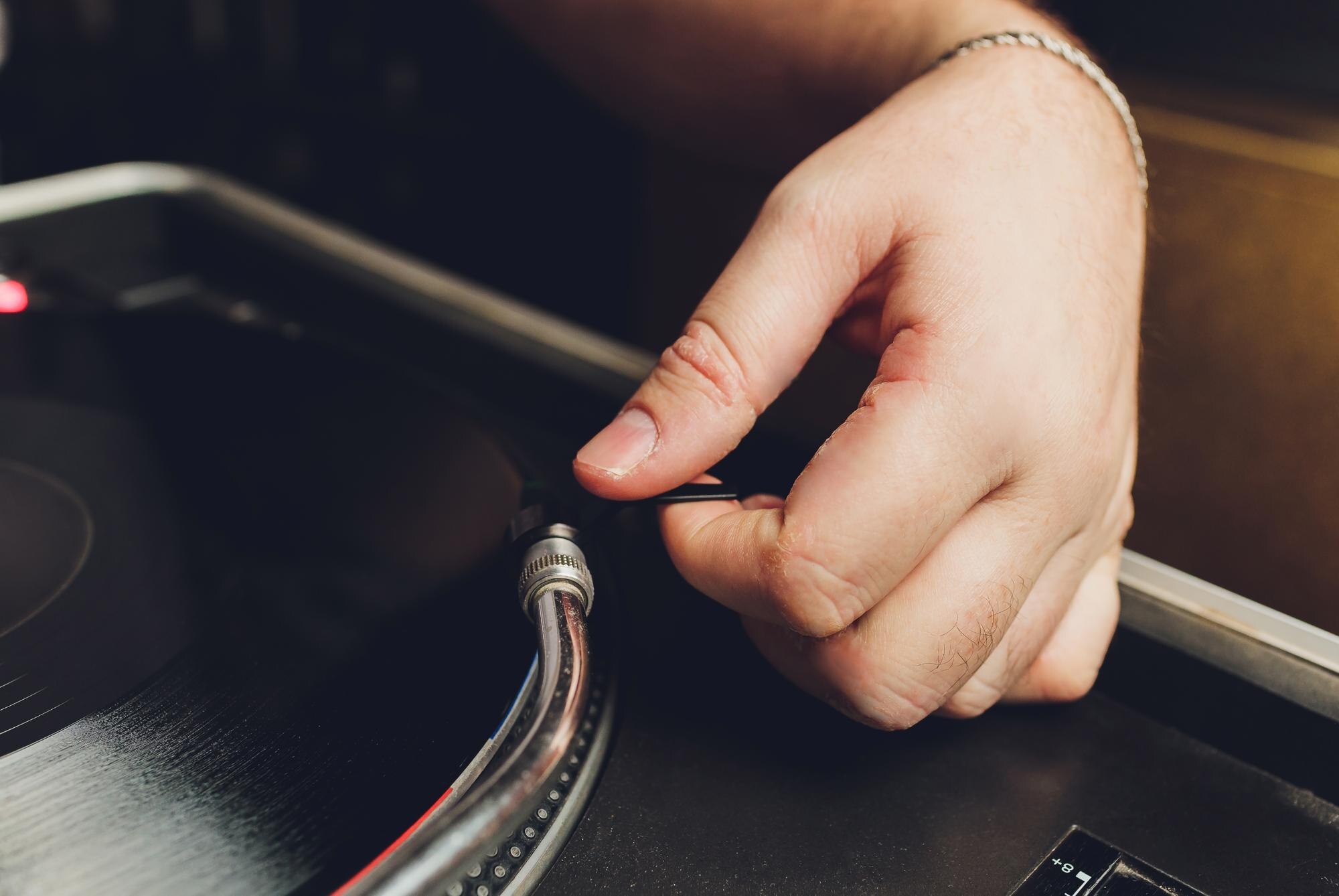 Zbliżający się akustyczny odtwarzacz winylu z ręką dj