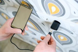 Mężczyzna ładuje smartfon.