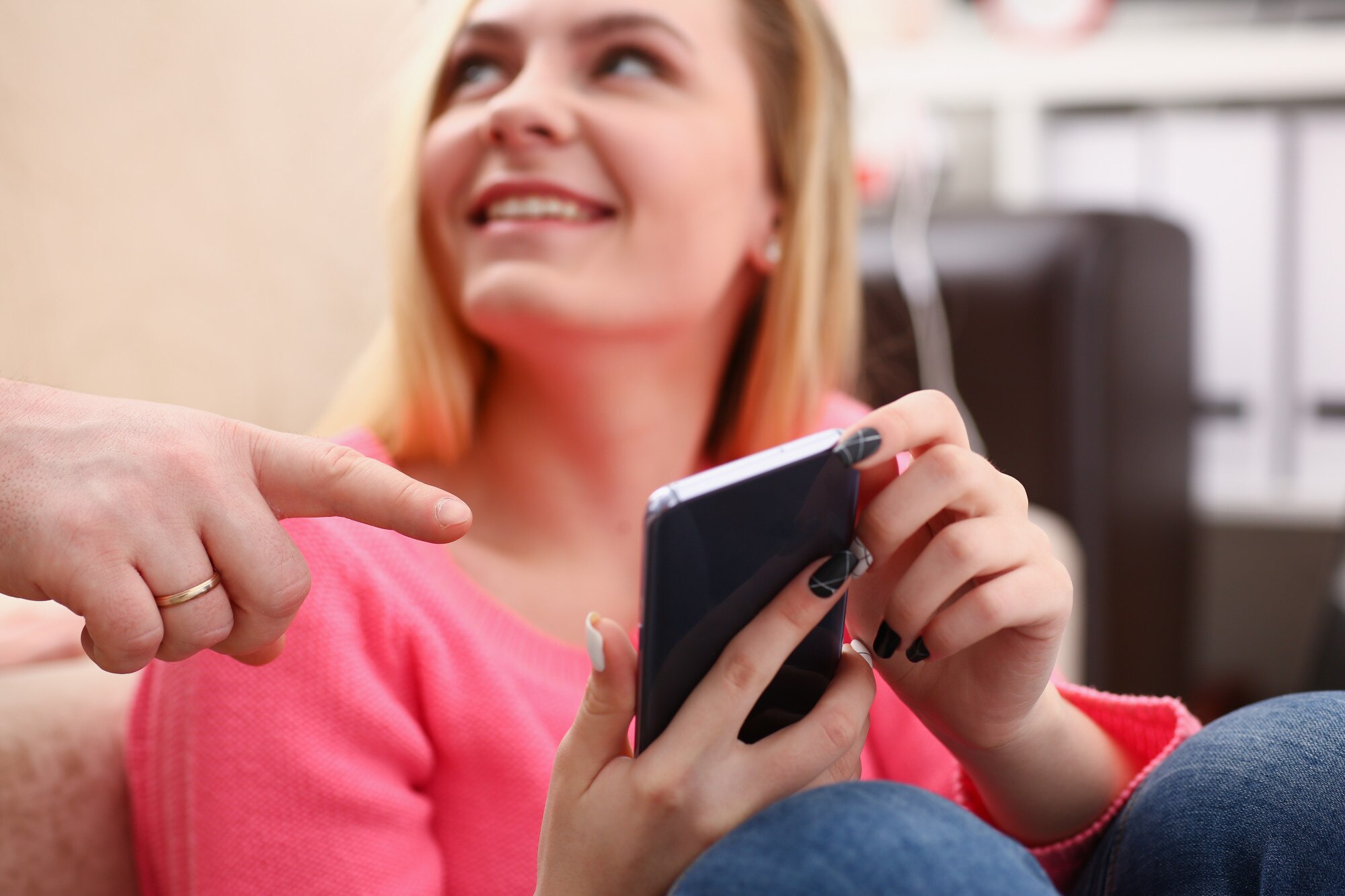 Młoda ładna blond womansit na kanapie trzymaj smartfon w rękach