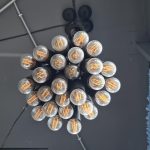 Wiele wiszących żarówek w stosie na suficie