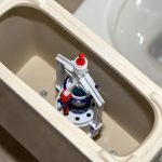 system spłukiwania zbiornika toaletowego Biały zbiornik toaletowy z usuniętą pokrywą