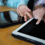 Kadra zarządzająca za pomocą cyfrowego tabletu przy biurku