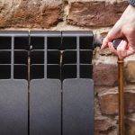 Radiator grzewczy Regulacja temperatury Kobieta ręczna regulacja temperatury Radiator grzewczy