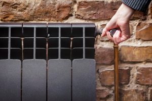 Radiator grzewczy Regulacja temperatury Kobieta ręczna regulacja temperatury Radiator grzewczy