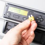 Zbliżenie kierowcy trzymającego bezpiecznik Ogranicznik prędkości wyłączony przez wyciągnięcie bezpiecznika