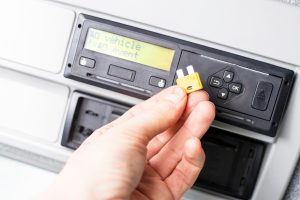 Zbliżenie kierowcy trzymającego bezpiecznik Ogranicznik prędkości wyłączony przez wyciągnięcie bezpiecznika