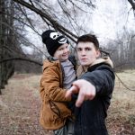 Cała długość ojca i córki w lesie w zimie