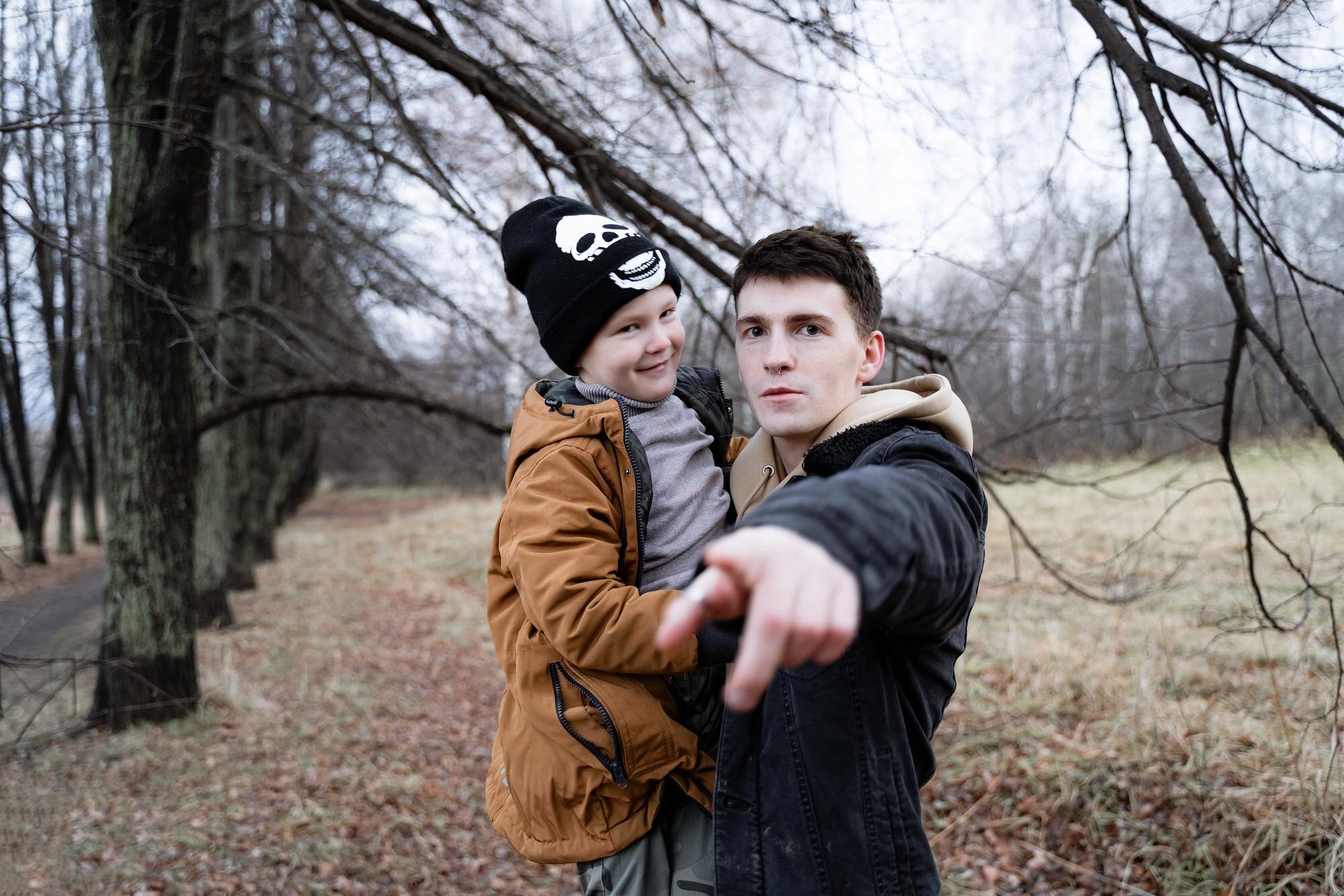 Cała długość ojca i córki w lesie w zimie