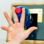 Selektywne skupienie bliskiego zasięgu ręki wyrzucanie pustej plastikowej butelki do śmietnika lub kosza na śmieci