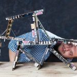 Inżynier serwisu buduje domek z kart z płyt głównych. Serwisant przeprowadza diagnostykę komponentów elektronicznych