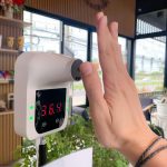 Przycięta ręka kobiety trzymającej kompas nawigacyjny