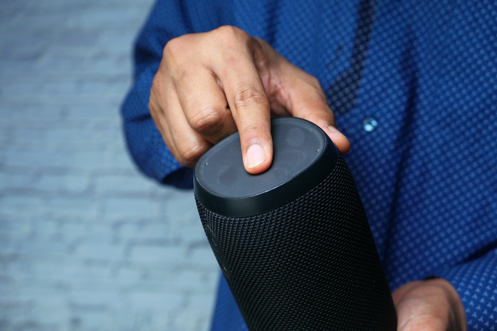 ręka mężczyzny za pomocą inteligentnego głośnika z bliska