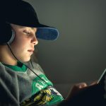 Zbliżenie chłopca używającego tabletu cyfrowego