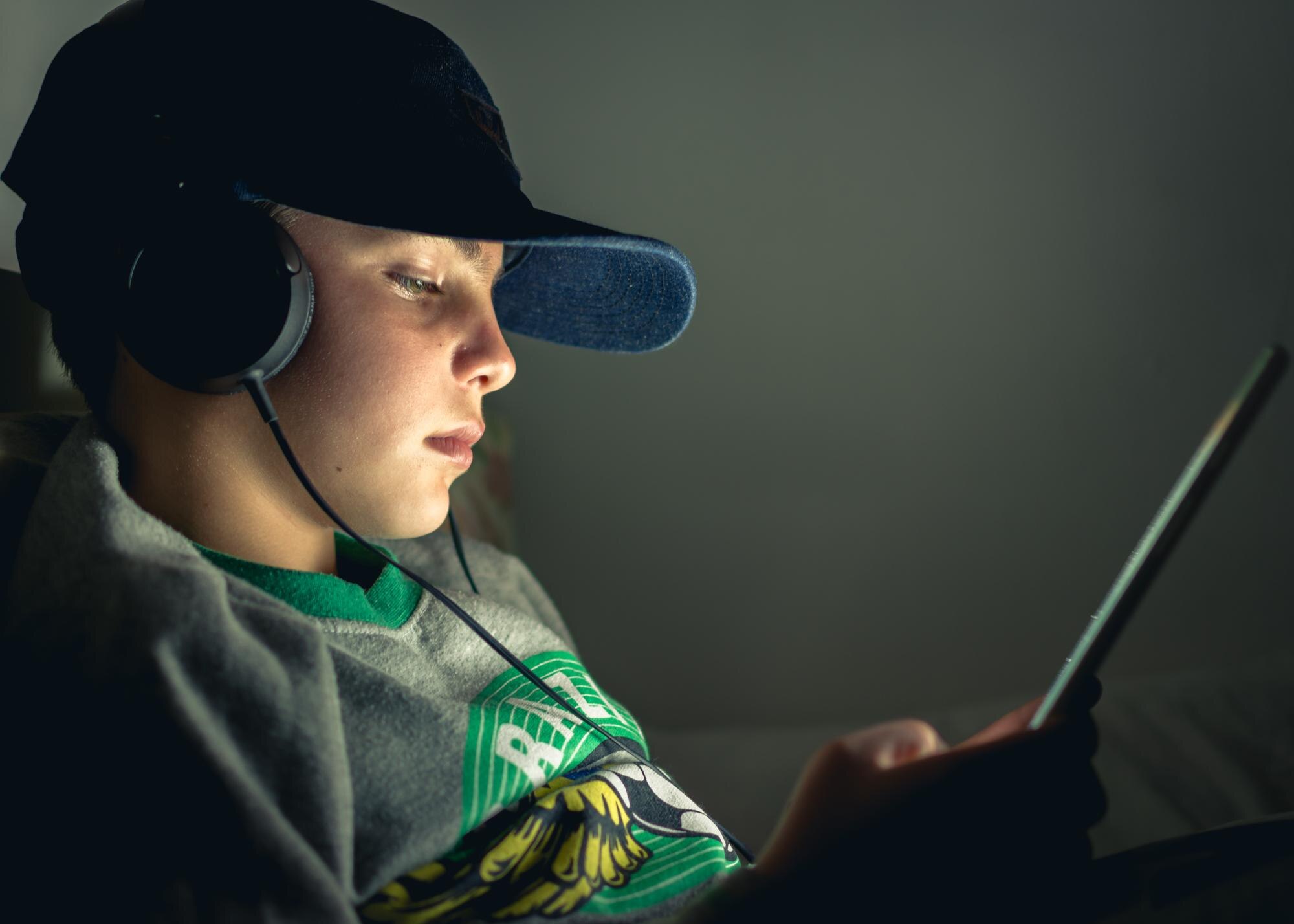Zbliżenie chłopca używającego tabletu cyfrowego