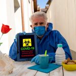 Portret mężczyzny w odzieży ochronnej pokazujący tablet cyfrowy siedzącego przy stole