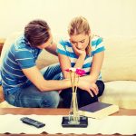 Para siedząca w domu na kanapie.