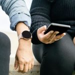 Dwie piękne Latynoski z dumą prezentują swój nowy smartwatch i smartfon