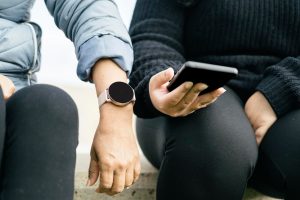 Dwie piękne Latynoski z dumą prezentują swój nowy smartwatch i smartfon