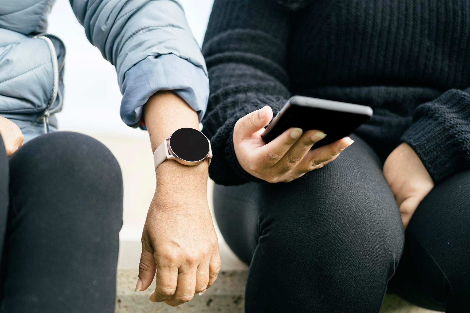 Dwie piękne Latynoski z dumą prezentują swój nowy smartwatch i smartfon