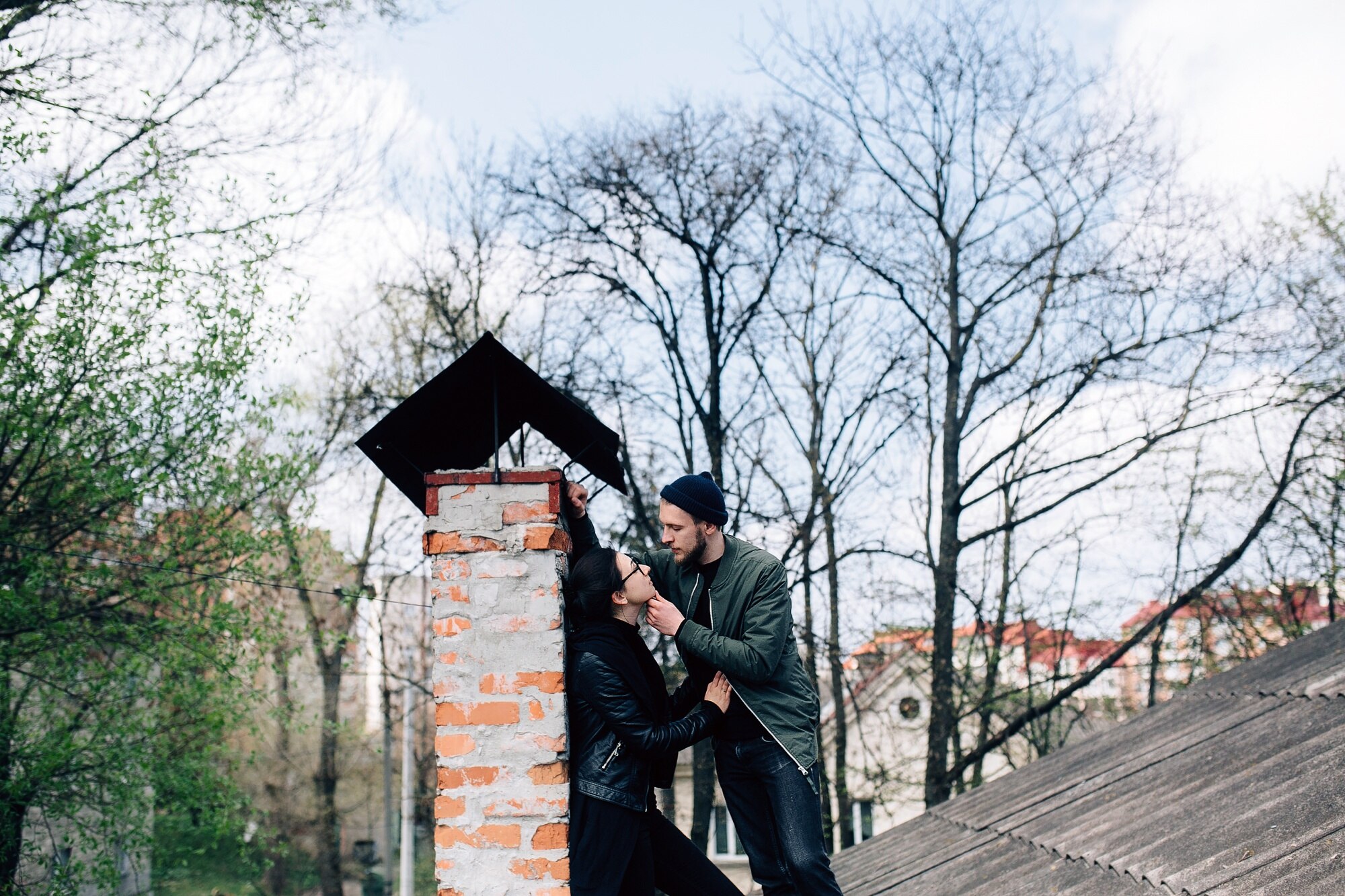 Romantyczna para patrząc na siebie, zanim całując