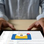 Środkowa sekcja biznesmena używającego cyfrowego tabletu przy biurku w biurze