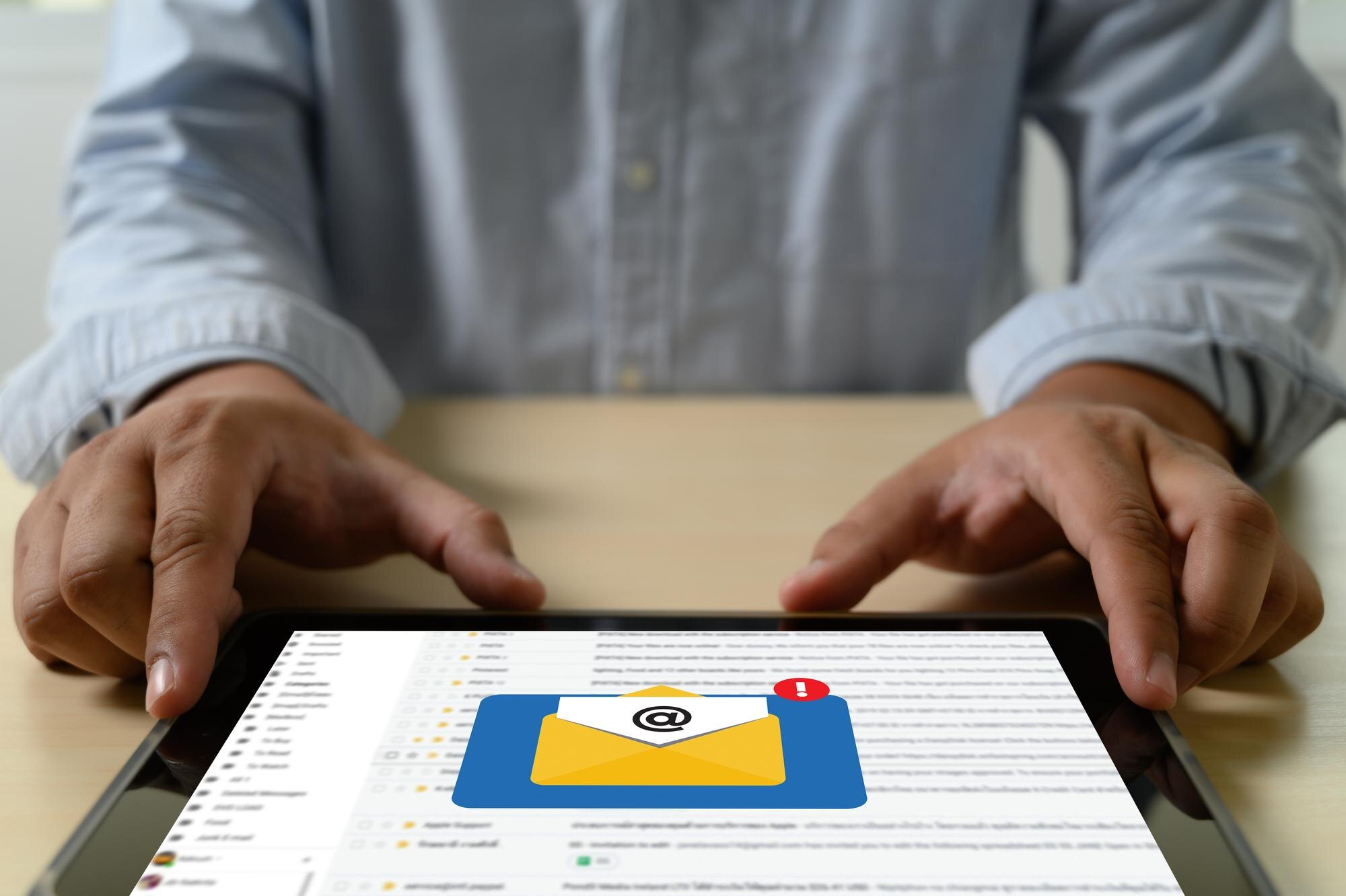 Środkowa sekcja biznesmena używającego cyfrowego tabletu przy biurku w biurze