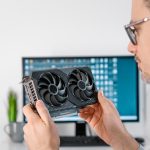 Człowiek trzymający wentylator PC