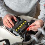 Środkowa część człowieka naprawiającego motocykl