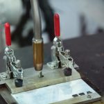 Wysoki kąt widoku kieliszków na stół