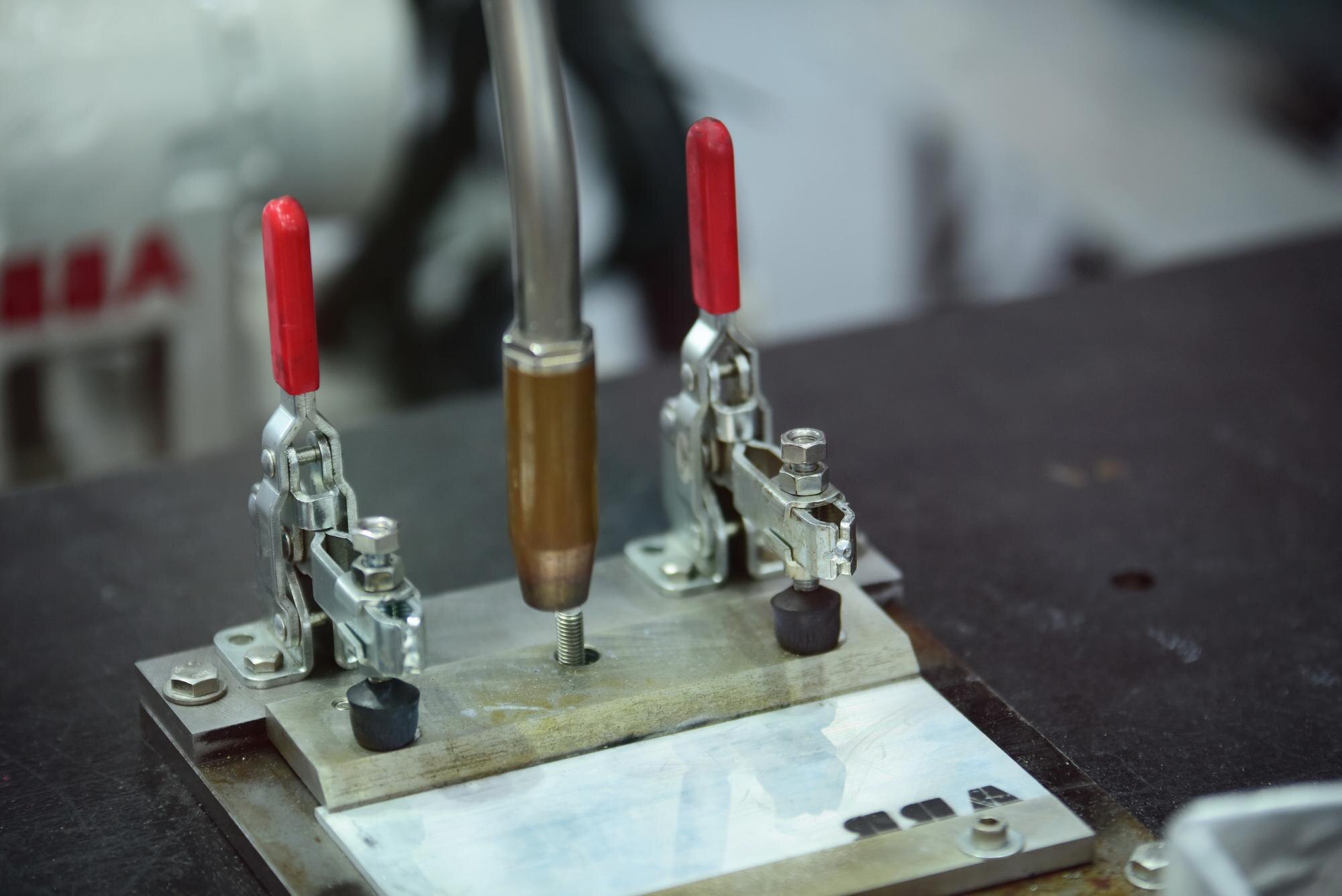 Wysoki kąt widoku kieliszków na stół