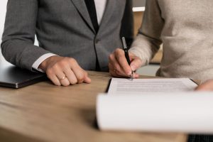 Kredyt konsolidacyjny z perspektywy księgowej i podatkowej. Jak prawidłowo ująć zmianę finansowania?